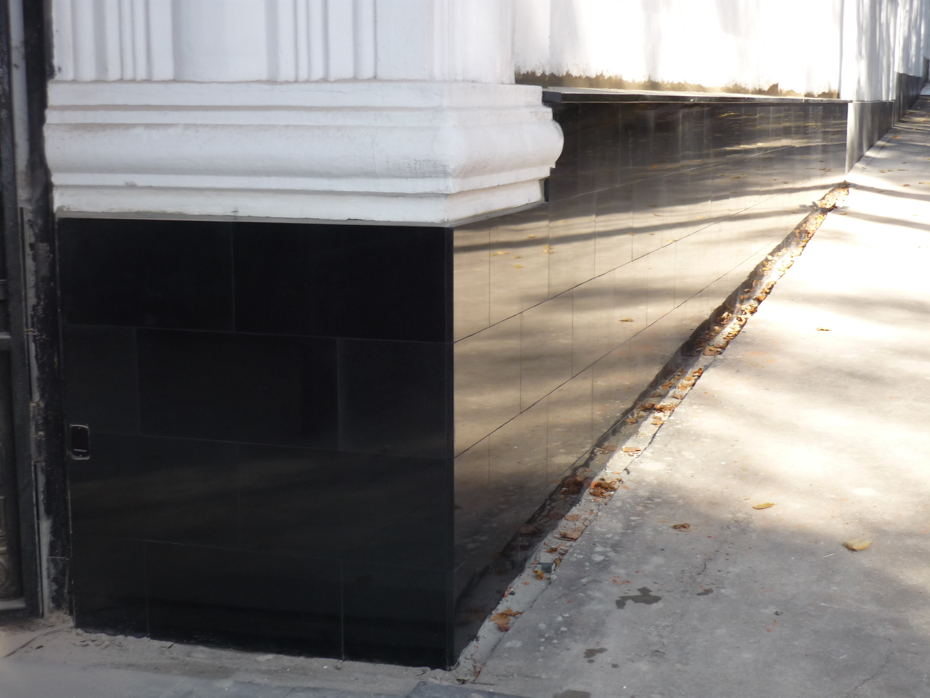 Цокольный карниз