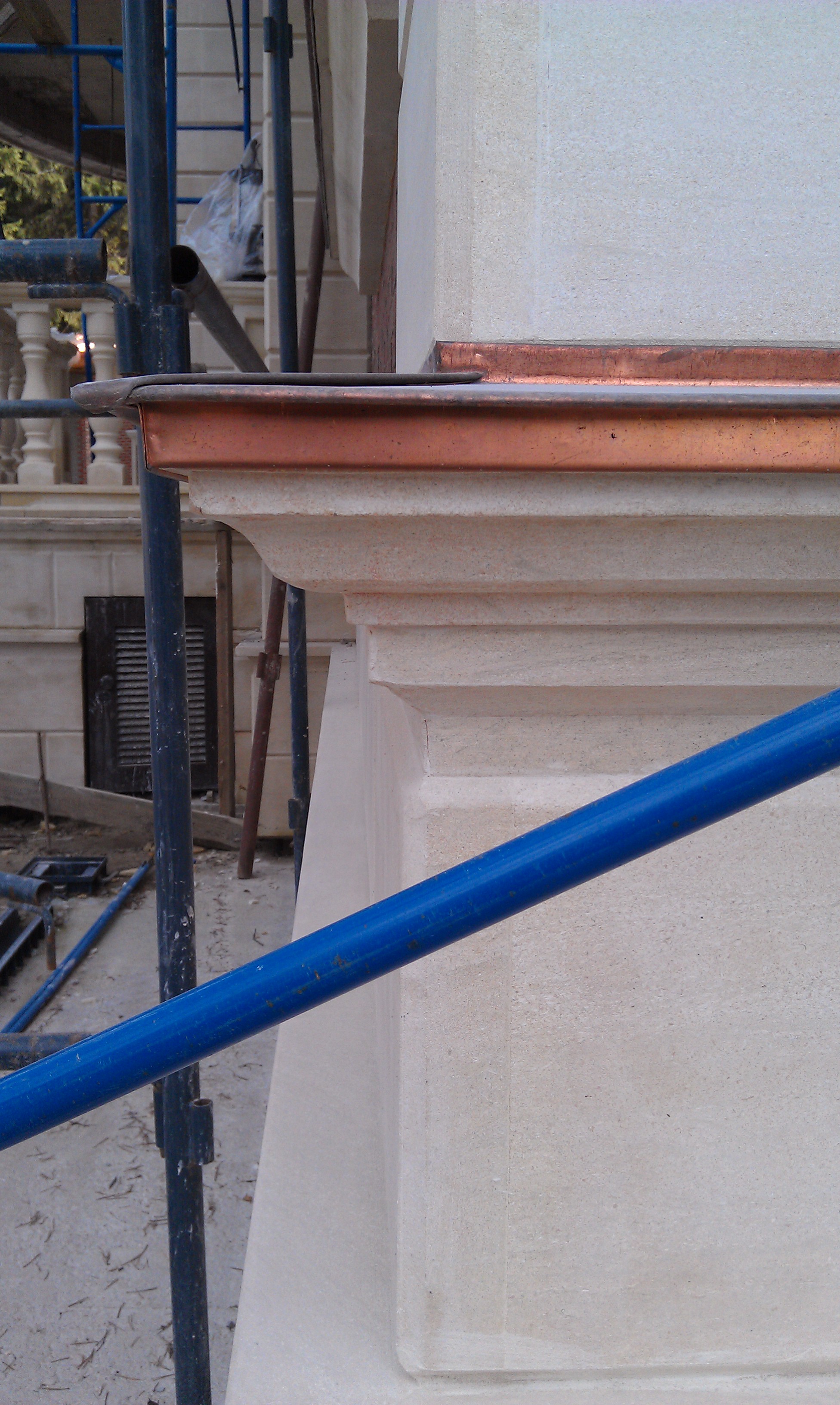 Цокольный карниз